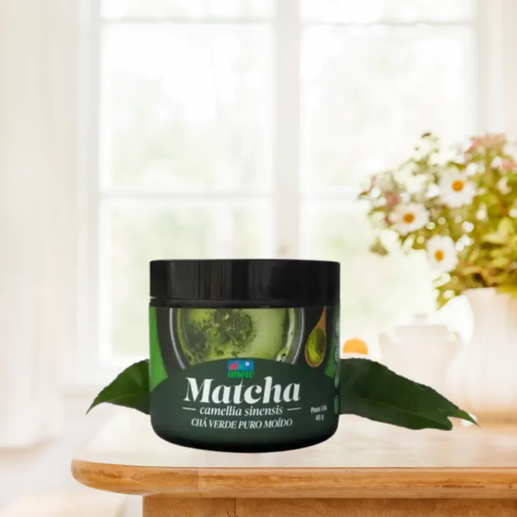 Pó de Matcha Anew (Camellia sinensis) puro, cultivado à sombra e moído em pedra para máxima preservação de antioxidantes.